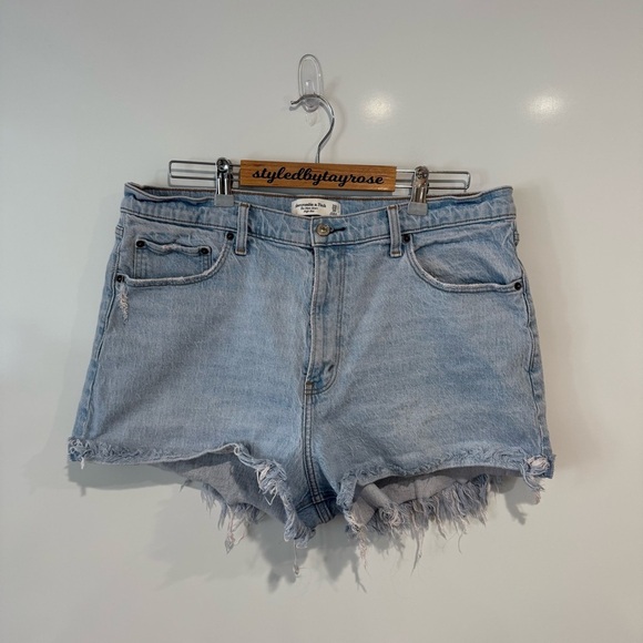 Abercrombie & Fitch Curve Love High Rise Mom Short - Picture 7 of 10